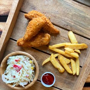 CHICKEN STRIPS (3 SZT.) Z FRYTKAMI STEAKHOUSE, SURÓWKĄ I KETCHUPEM